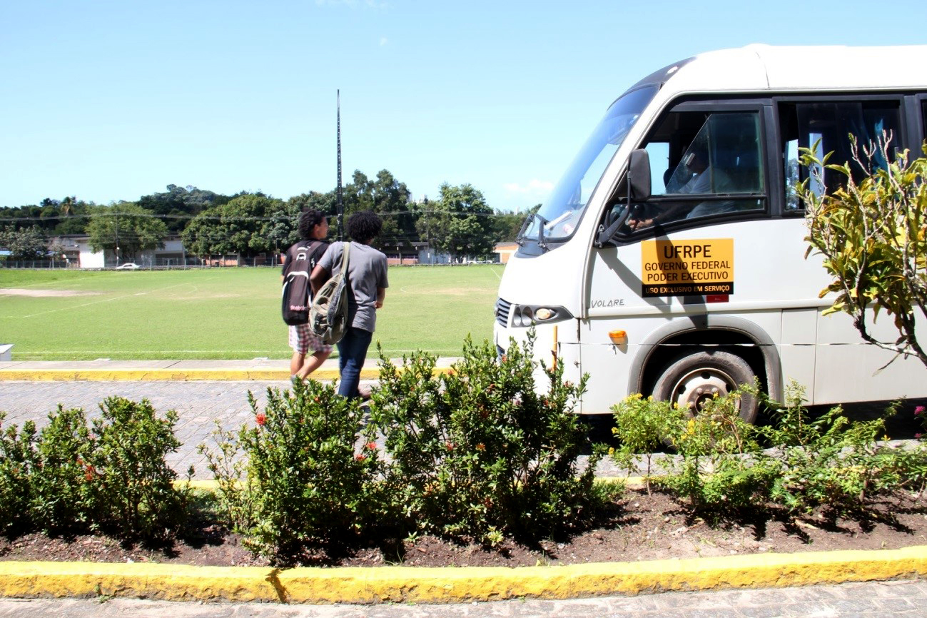 Ponto de parada. Estudantes pegam Circular da UFRPE no Prédio Central