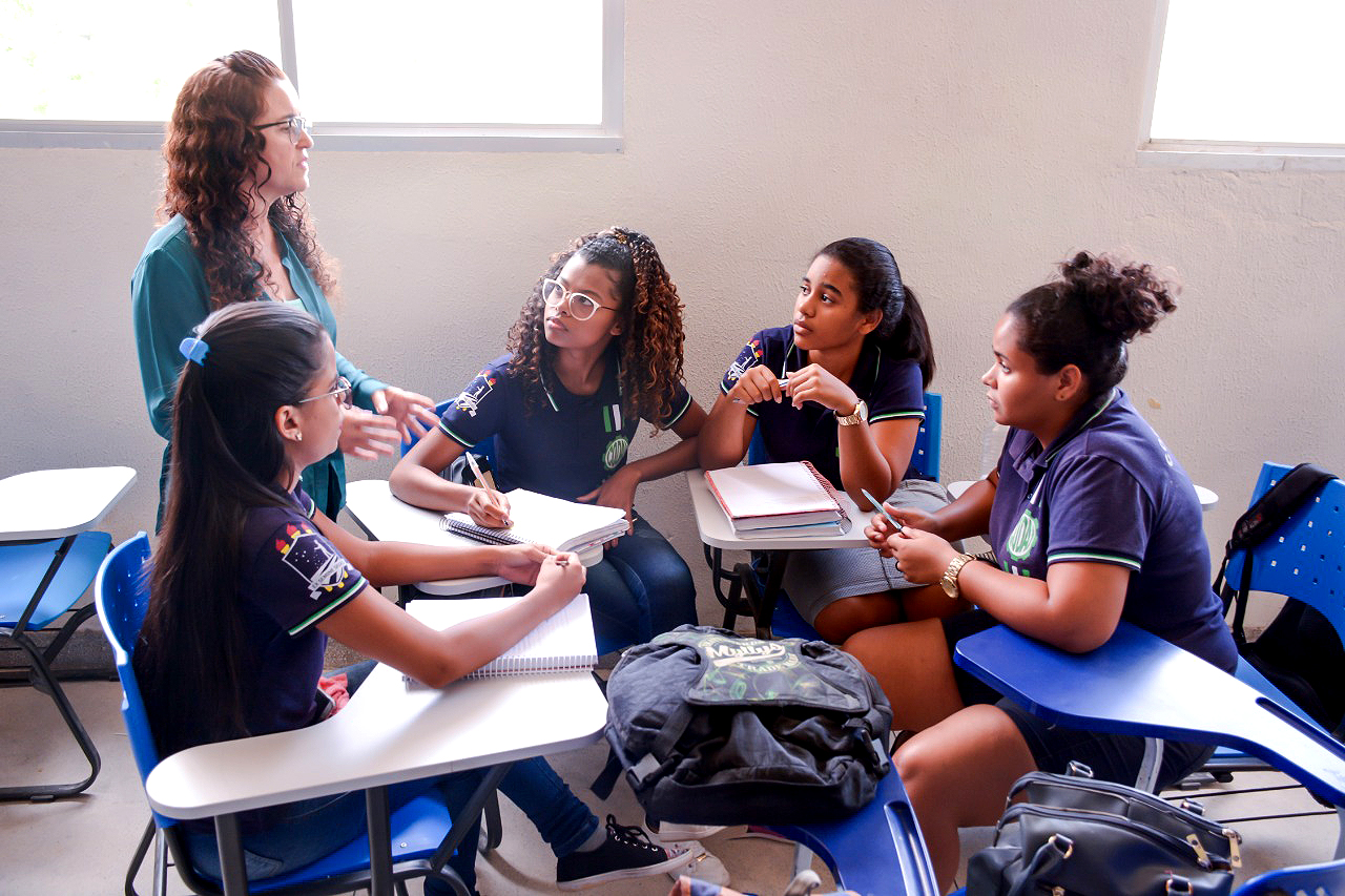 estudantes trabalhando em grupo em sala de aula