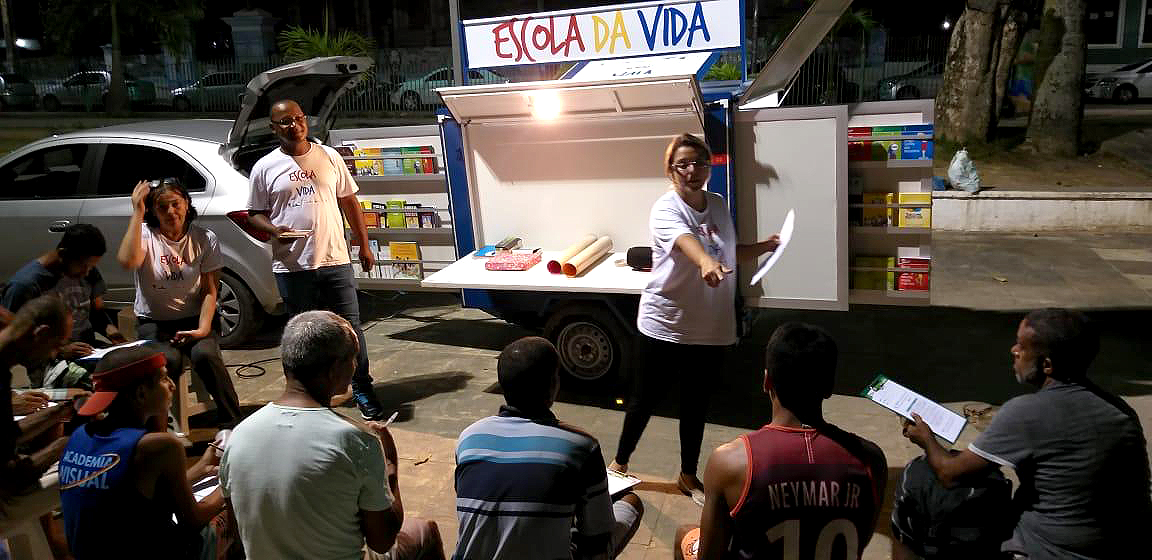 foto pessoas de rua participando de atividades na escola da vida