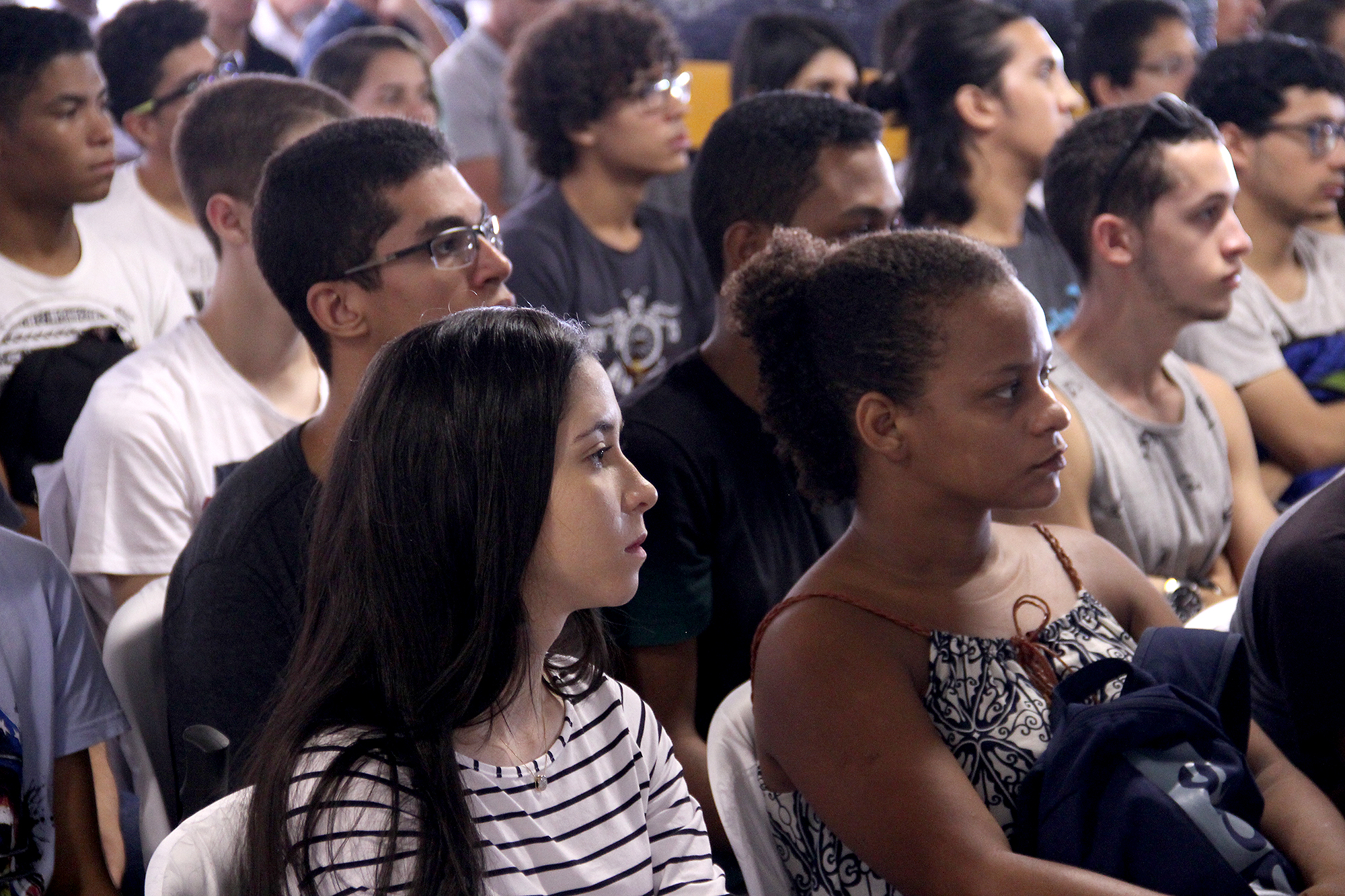 foto de estudantes sentados assistindo uma aula