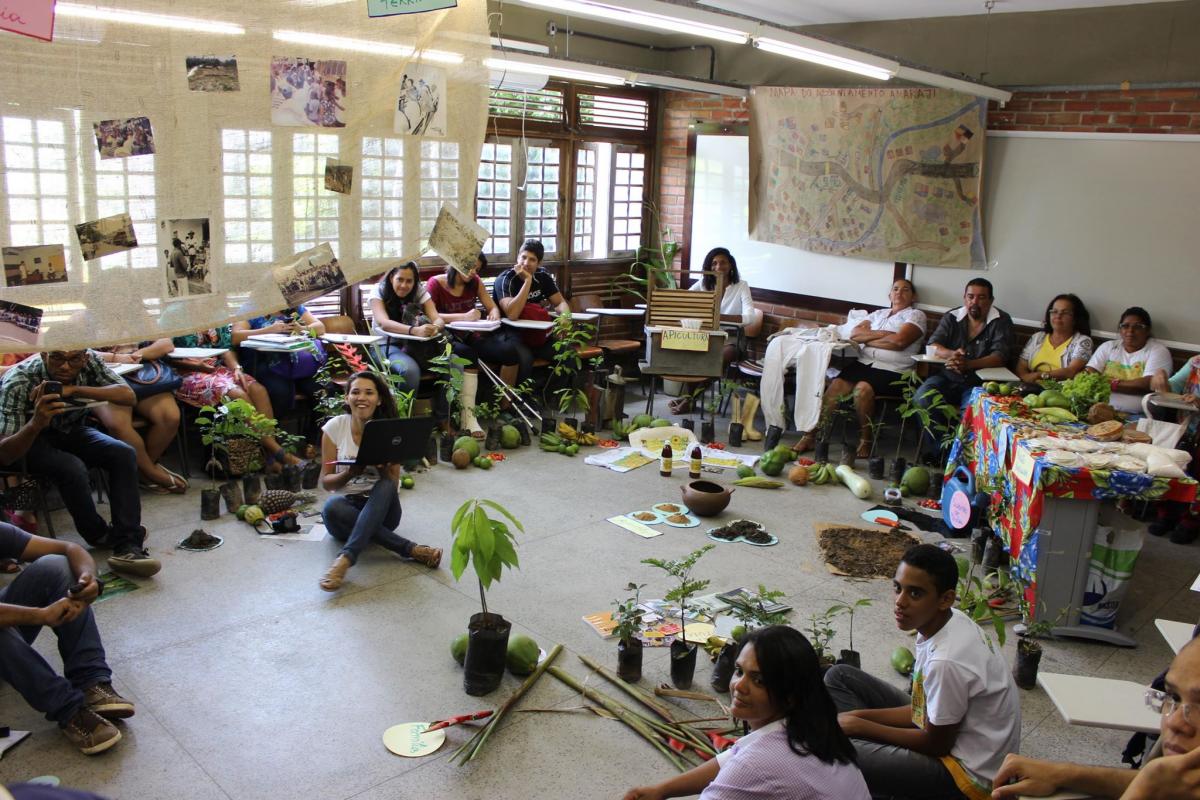 Pessoas sentadas em sala de aula