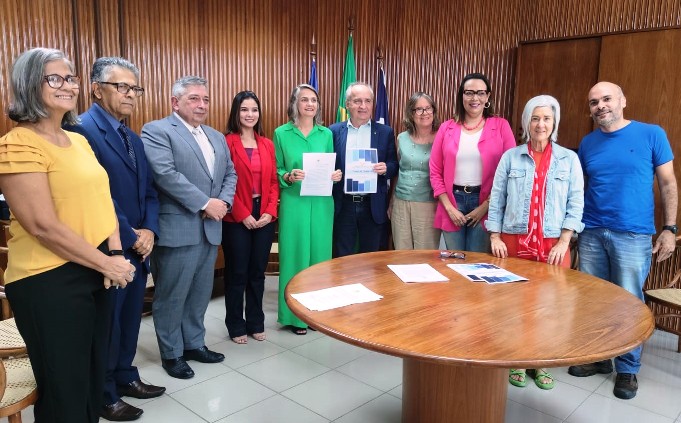 participantes da reunião para assinatura do convênio incluindo reitor e secretária