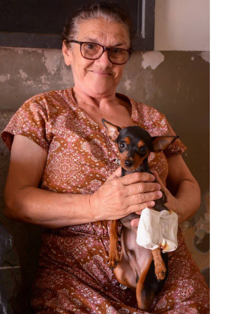 senhora com seu cão ao colo