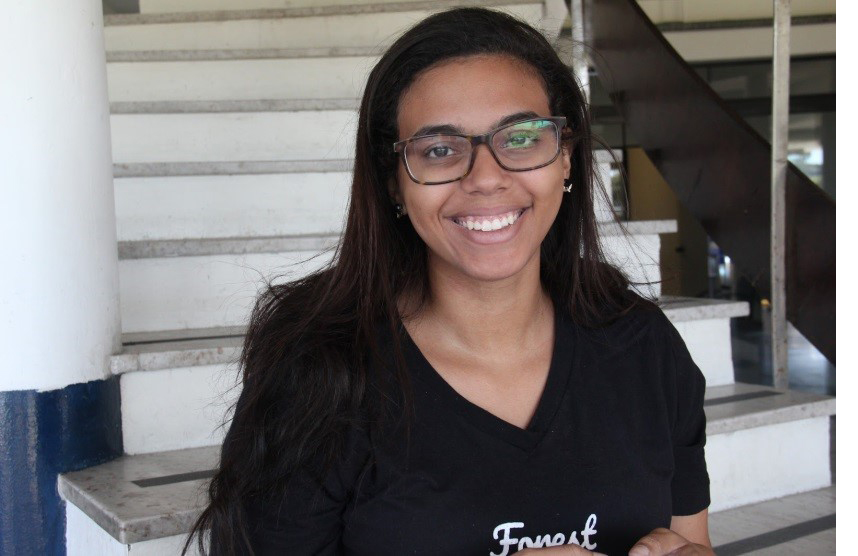 Passageira assídua. Estudante de Engenharia Florestal fala de pontos positivos e negativos do ônibus. 