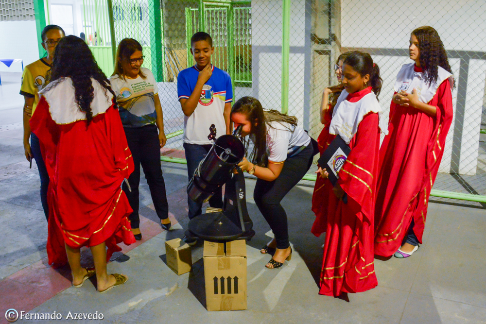 estudantes no telescópio