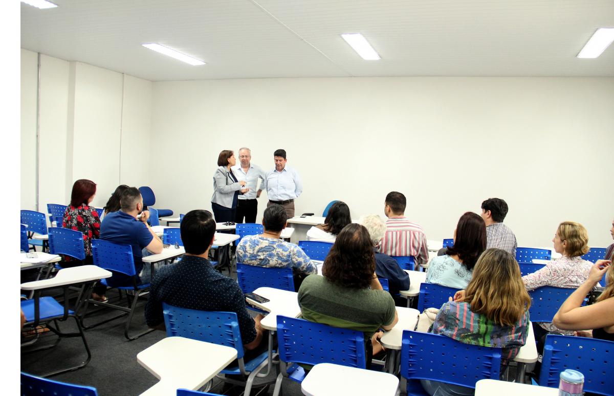 pessoas sentadas no auditório ouvindo palestra