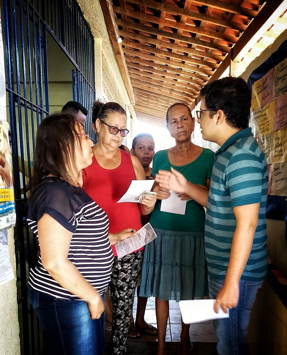 integrante do projeto conversando com moradores 