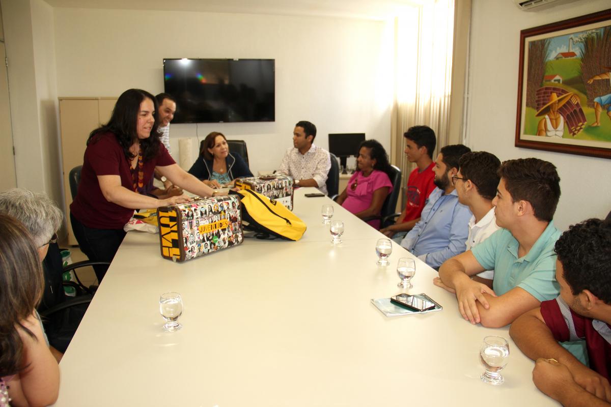 foto da reunião na sala da reitoria