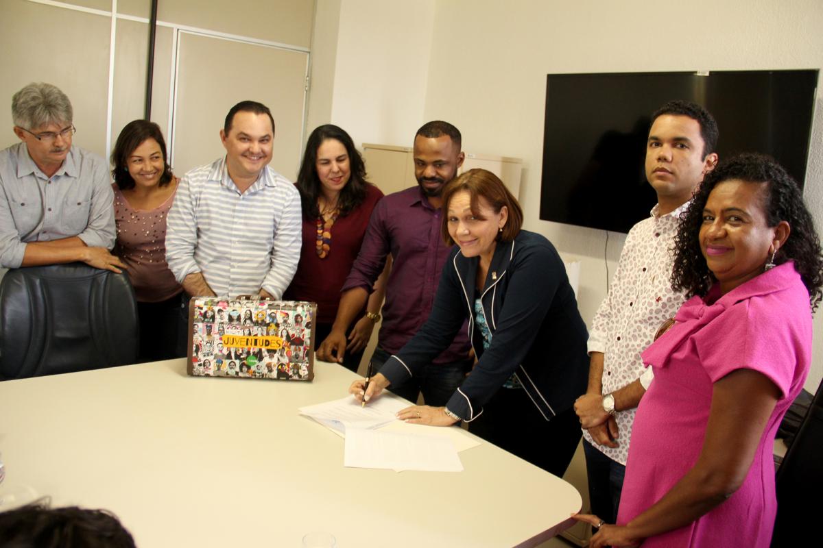 foto reitora assinando termo de parceria