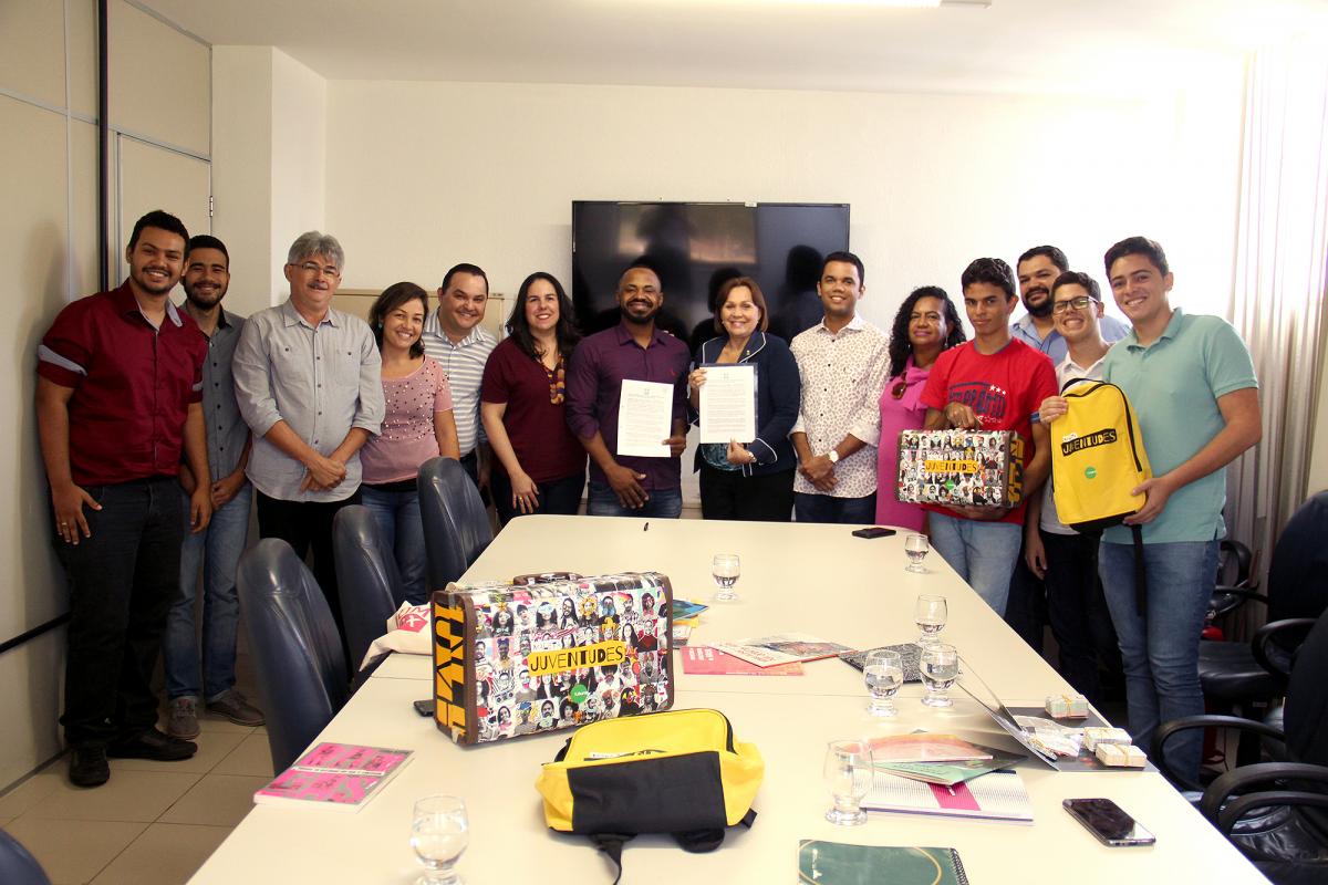 foto com pessoas que participaram da reuniao de assinatura