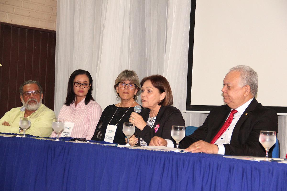 reitora da UFRPE ao microfone durante mesa de abertura