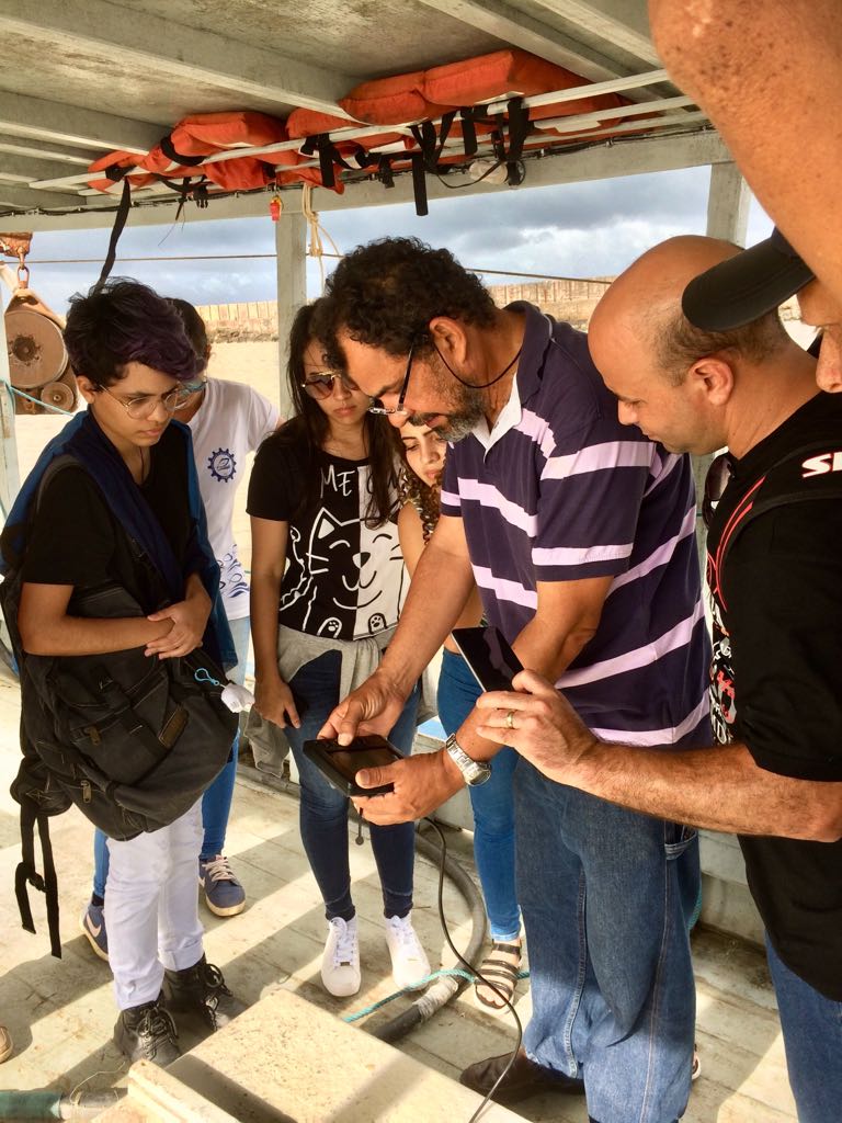 estudantes conhecem pesquisas feitas com apoio do barco sinuelo. 