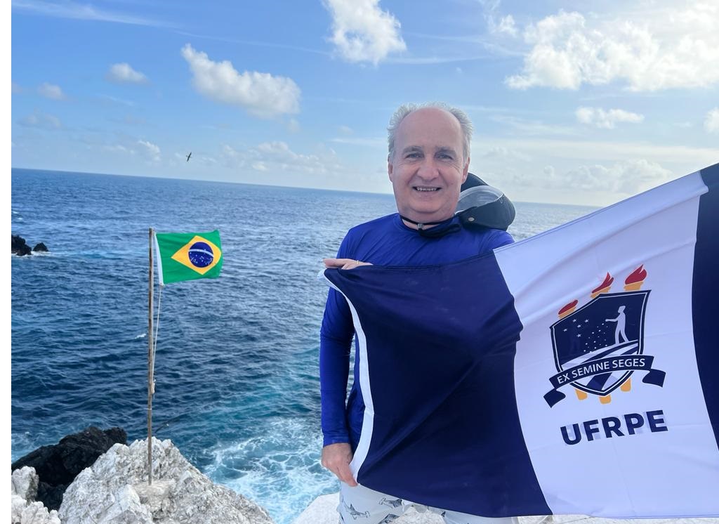 reitor com bandeira