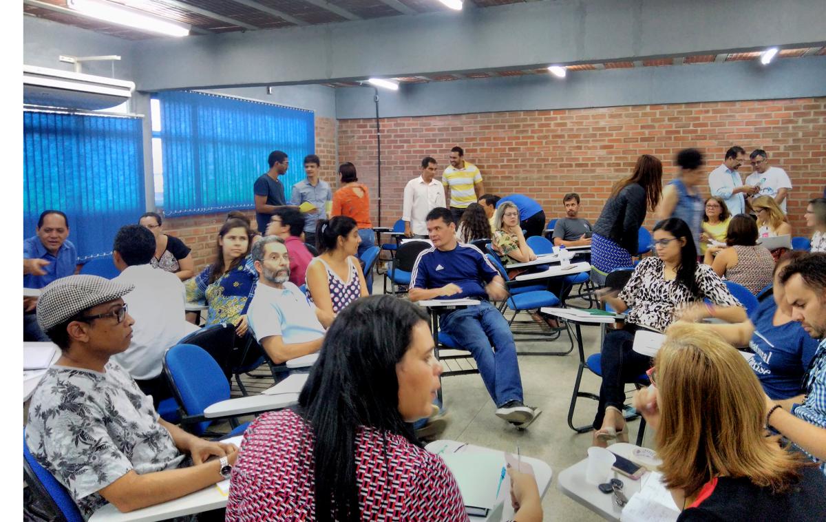 imagem pessoas sentadas em sala de aula