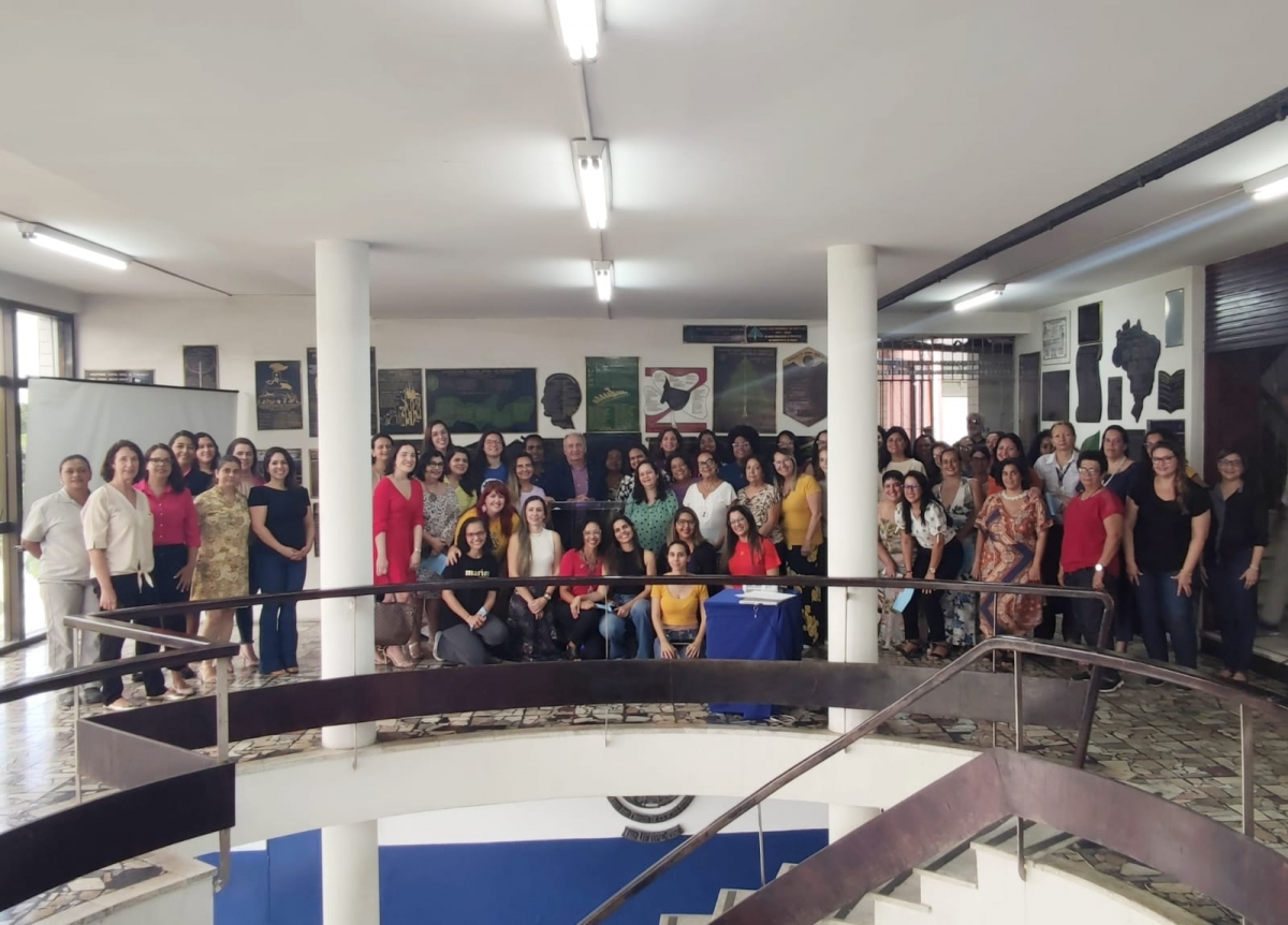 mulheres presentes no evento reunidas com o reitor ao centro