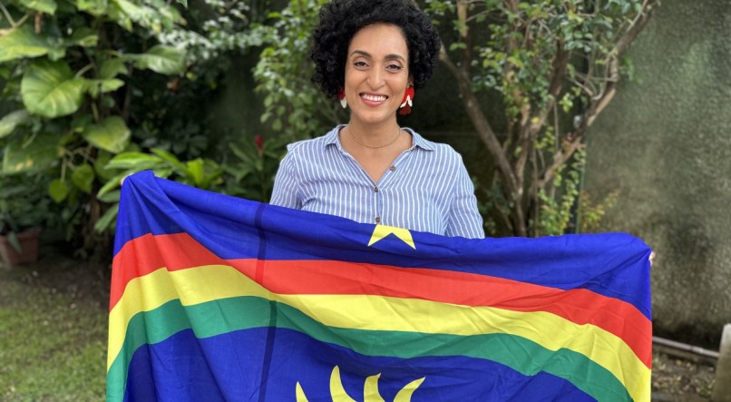 professora indo para a Irlanda com a bandeira de Pernambuco