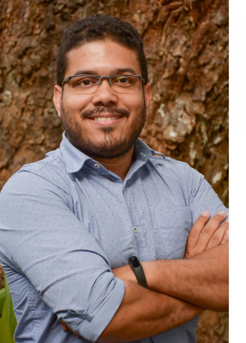 foto de walber santana, e braços cruzados e sorrindo